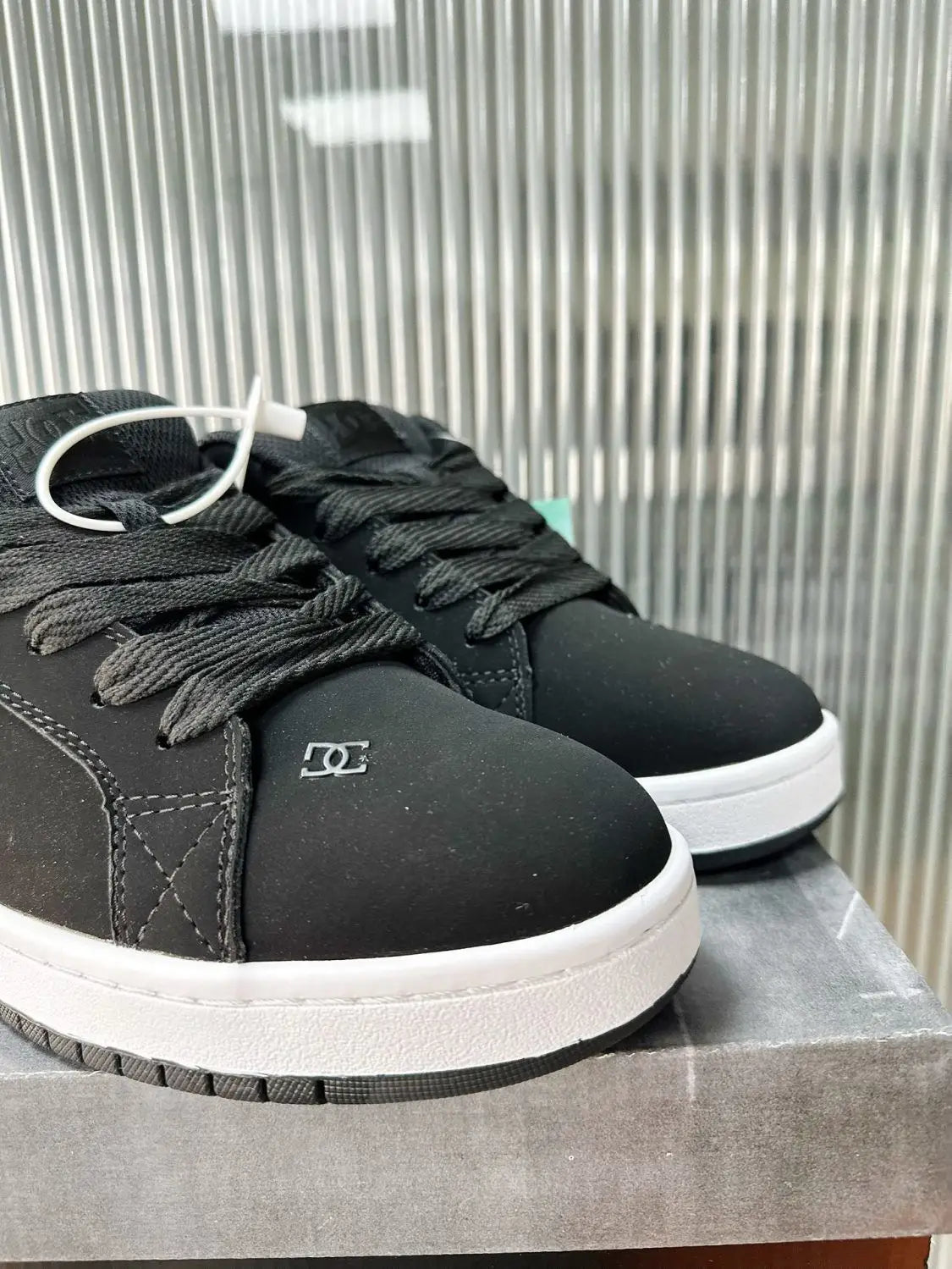 DC shoes trendy sports men's and women's loafers, low top campus sneakers, student casual retro versatile sports shoes gifts