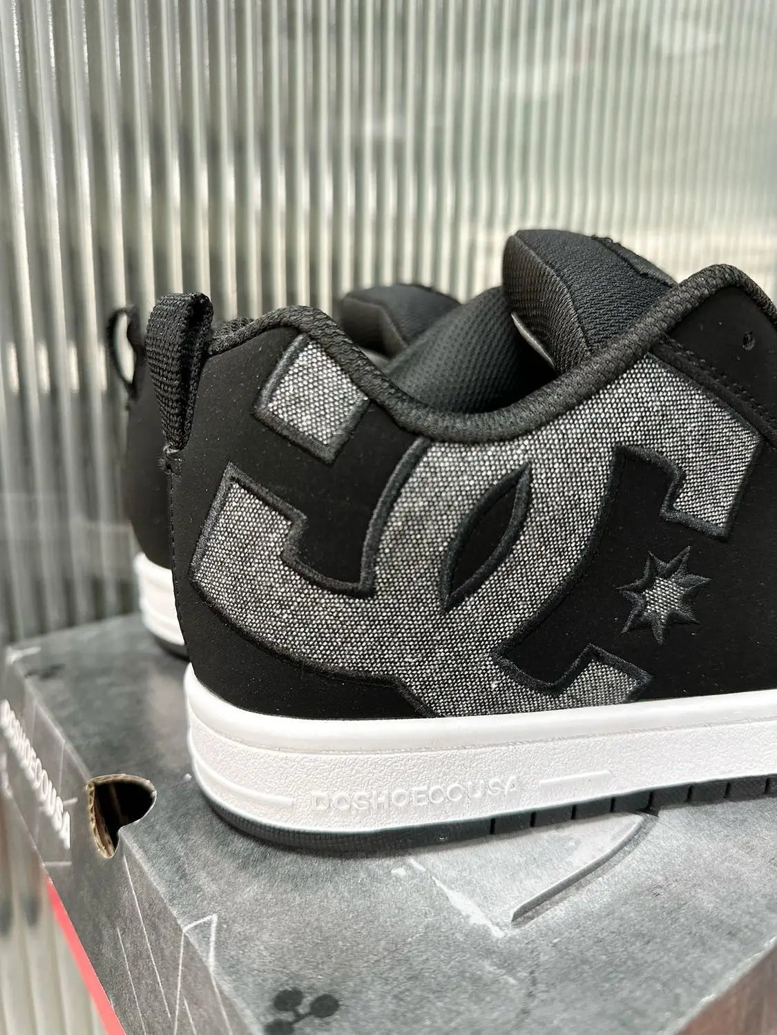 DC shoes trendy sports men's and women's loafers, low top campus sneakers, student casual retro versatile sports shoes gifts